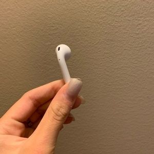 Left Apple Airpod!